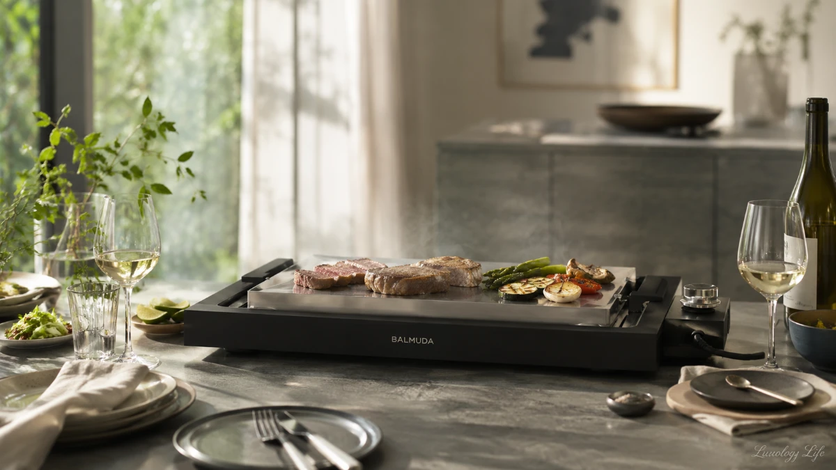 BALMUDA The Plate Proでホットプレート料理を楽しむ様子